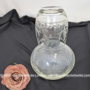 Ancienne carafe de chevet et son verre avec gravures