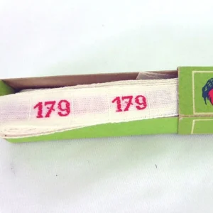 Ancien ruban avec le chiffre 179 brodé et sa boite