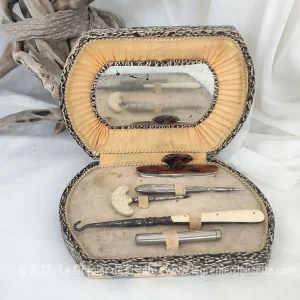 Ancien coffret à manucure avec ustensiles
