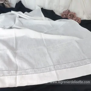 Ancien drap pour enfant broderies fait main