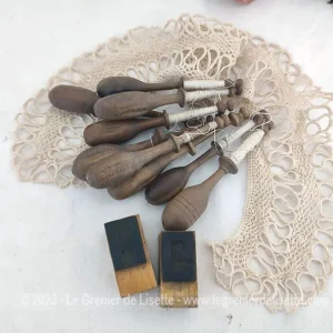 Assortiment anciens fuseaux, col dentelle et tampons