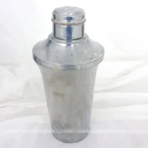 Ancien shaker en fer blanc